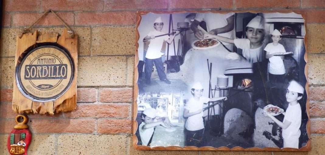 Parede com fotos antigas da família